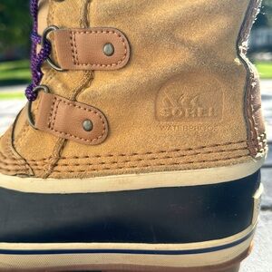 SOREL girls winter boots suede rubber and SUPER cozy interior size US 2 EUR 33